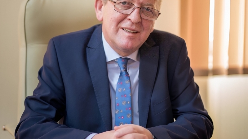 Primarul Mircea Moroșan pe 1 sept. a semnat contractul de finanțare pentru dotarea cu mobilier, materiale didactice și echipamente digitale a unităților de învățământ din orașul Huedin