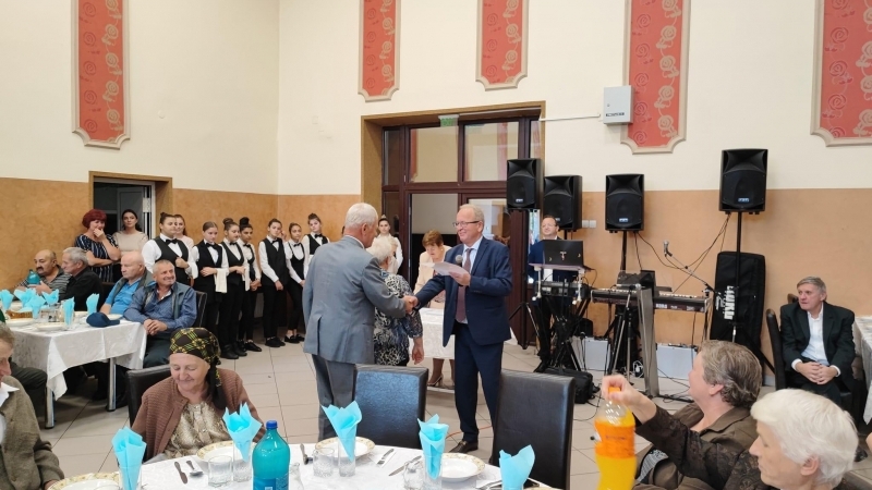 Primarul Mircea Moroșan - În semn de recunoștință pentru tot ceea ce însemnați pentru întreaga societate, în ultimii ani a fost instituită tradiția celebrării la Huedin a Zilei Internaționale a Persoanelor Vârstnice