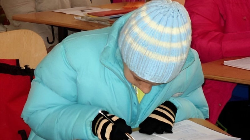 Primăria Huedin, nepăsătoare față de frigul elevilor: Debut de sezon rece, aceleași probleme nerezolvate, elevii tremură de frig în clase