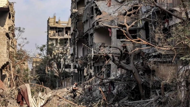 Fotografia dimineții: Un palestinian surprins printre ruinele clădirilor din Gaza după un bombardament israelian