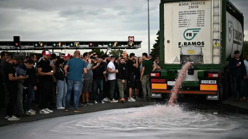 Fotografia dimineții - O cisternă cu vin franțuzesc este golită pe o autostradă aflată la granița cu Spania, în semn de protest față de importurile de vin spaniol