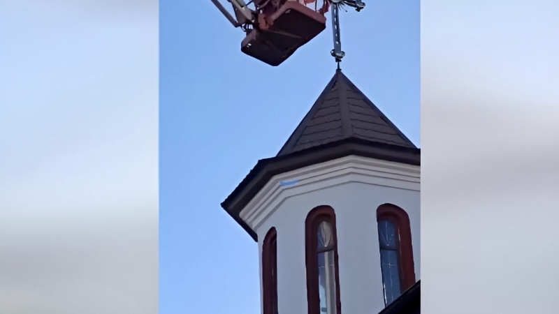 Fotografia dimineții - Arhiepiscopul Tomisului, Înalt Prea Sfinţitul Teodosie, s-a urcat într-o nacelă pentru a sfinţi crucile de pe turla unei biserici din Agigea