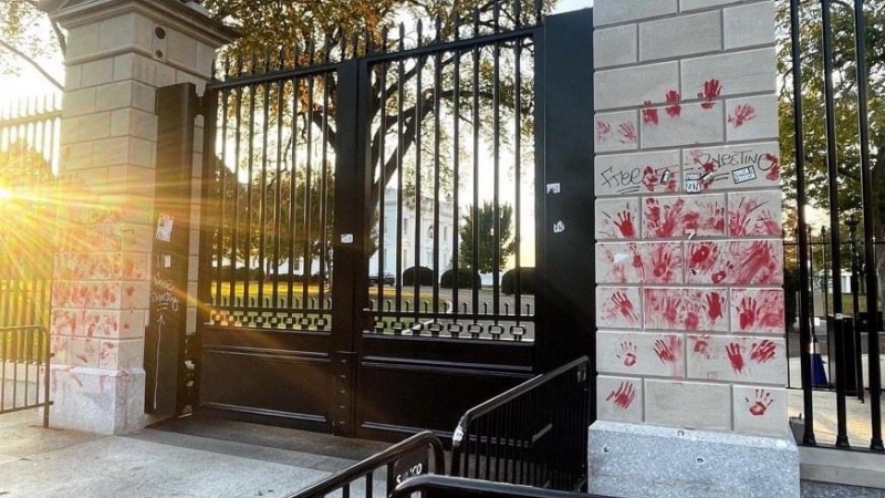 Fotografia dimineții - Una din porțile de intrare în Casa Albă, dupa mitingul Pro Palestina care a avut loc la Washington DC