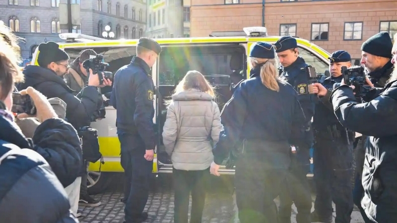 Fotografia dimineții - Poliția a reținut-o pe activista de mediu Greta Thunberg în timpul unui protest desfășurat la parlamentul suedez